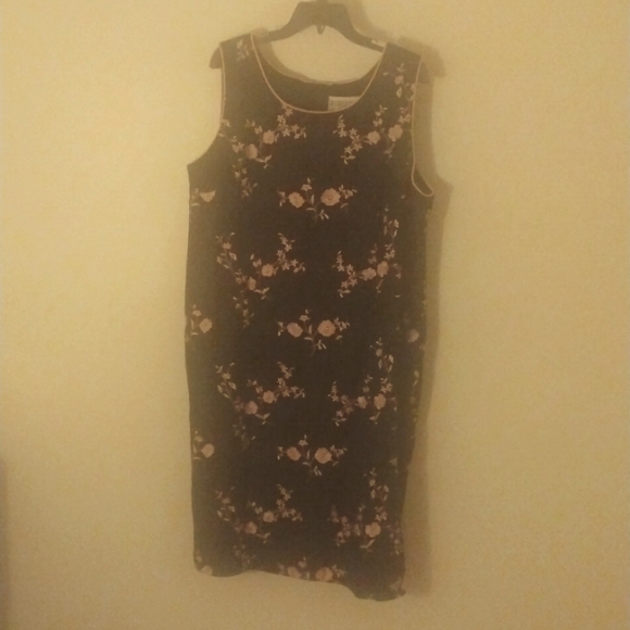 Black linen and rayon blend dress with rose pink embroidered flower design - Picture 1 of 7
